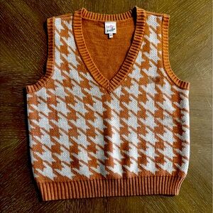 Rarely worn sweater vest
Super cute for spring 
Size: L